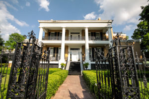 Cedar Grove Mansion Inn, a haunted civil war era hotel in Vicksburg, Mississippi - American Expeditioners http://americanexpeditioners.com/cedar-grove-mansion-inn
