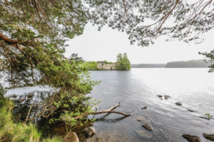 Hike to Loch an Eilein Castle, ruins in the middle of a lake in Rothiemurchus Forest, Aviemore, Inverness-shire, Scotland, UK - American Expeditioners http://americanexpeditioners.com/loch-eilein-castle/