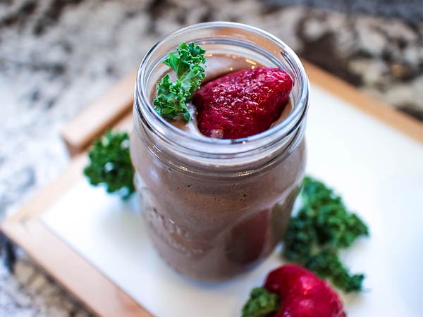 Paleo Strawberries & Chocolate Kale Smoothie
