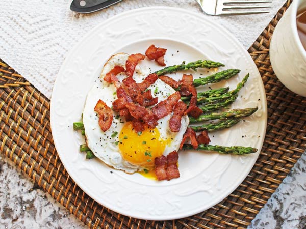 Paleo Bacon & Eggs Over Asparagus
